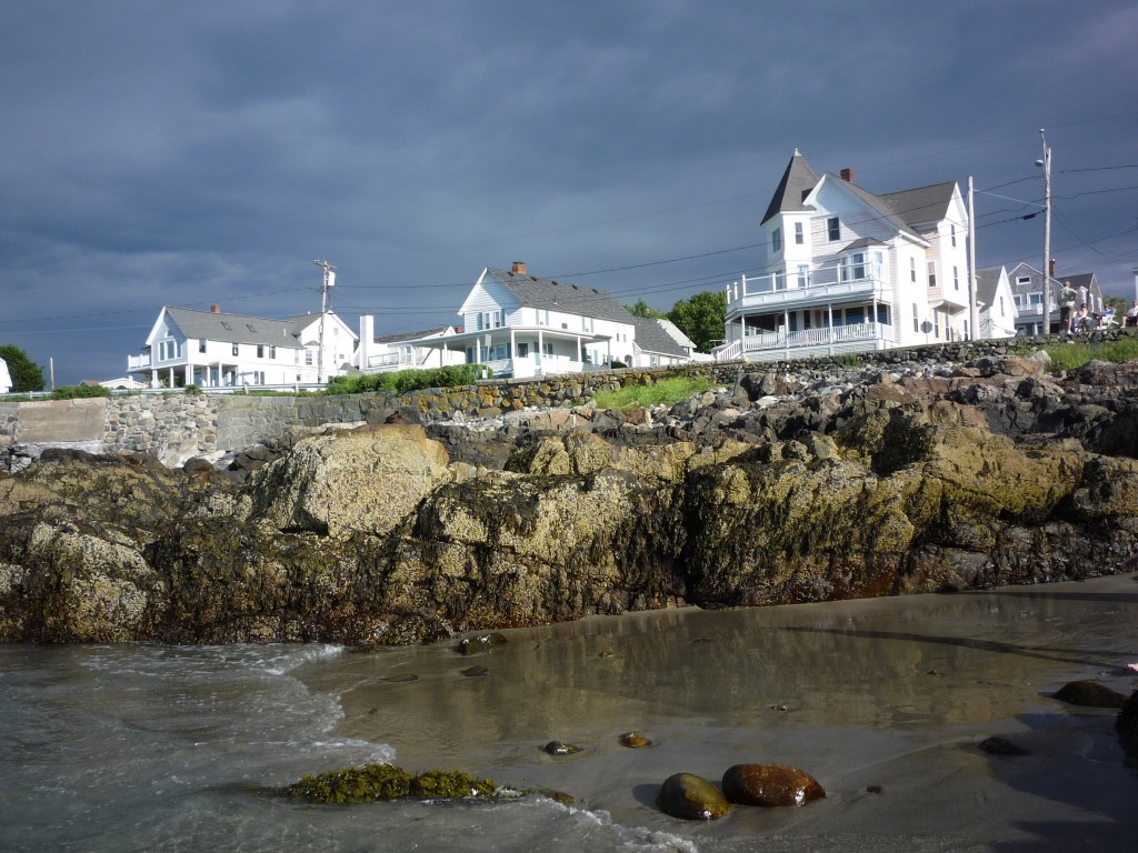Photo of rocky coast and big homes at Short Sands Beach