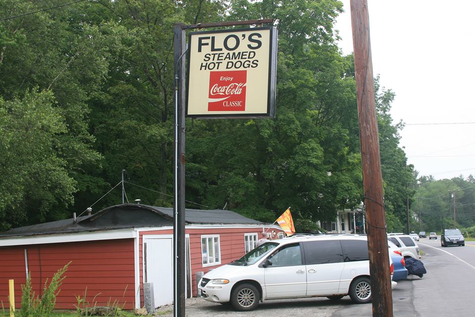 Flo's Steamed Hot Dogs in Cape Neddick, Maine (photo by Ernie Paciorkowski)