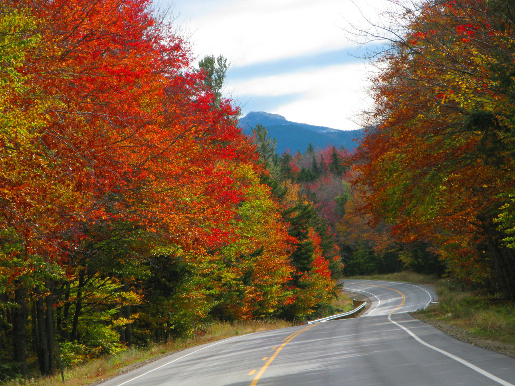Fall colors make the Kancamagus Highway an incredible fall destination. Photo courtesy of Ellen Edersheim/White Mountains Attractions.