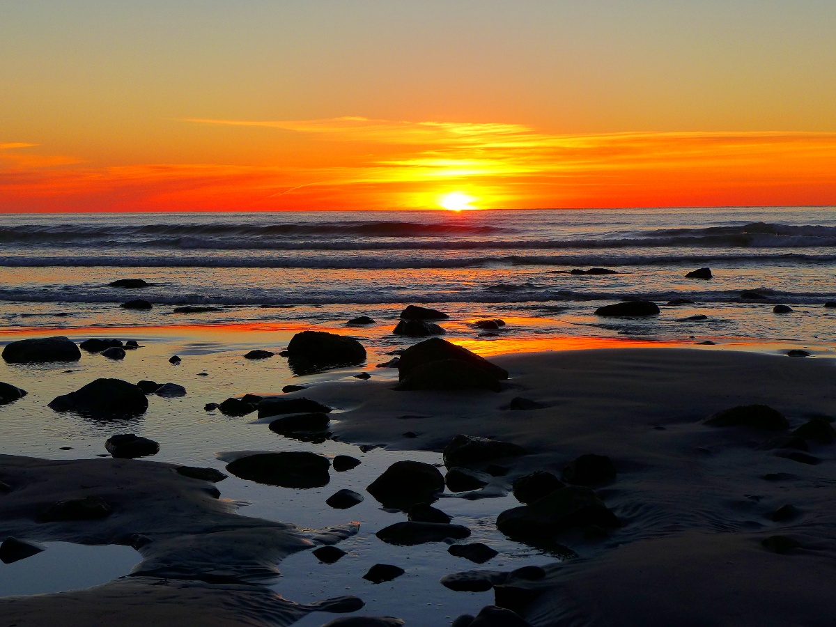 Sunrise at Long Sands Beach i York Beach, Maine.