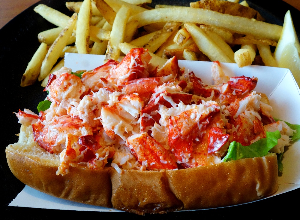 What should a Maine lobster roll look and taste like?